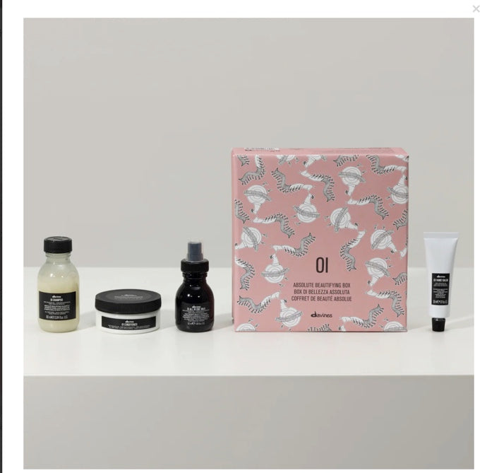 Davines OI MINI BUNDLE SET Make the perfect present this festive season with this amazing set.